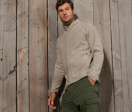 Un homme pose en jaquette en polaire.