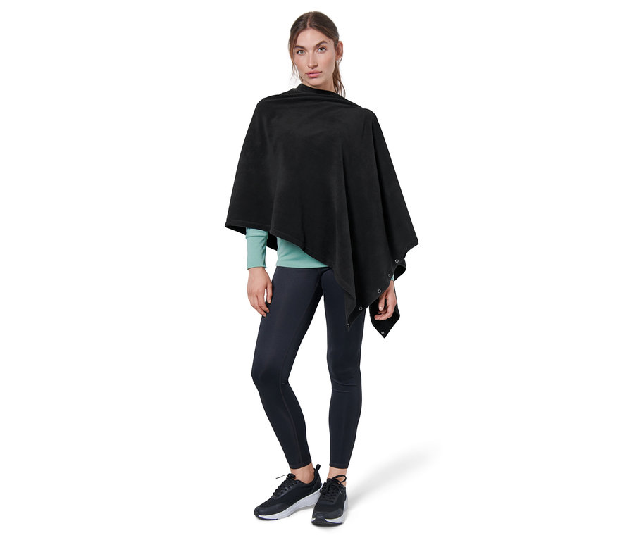 Femme portant un châle oversize 3-en-1 noir.
