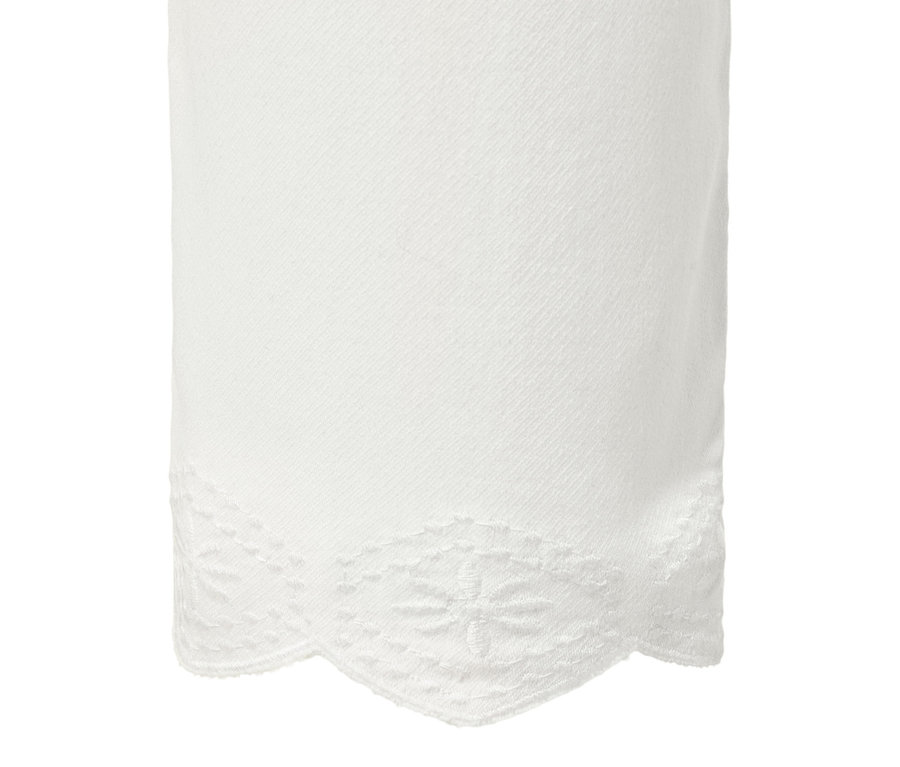 Détail d'un tregging 7/8 blanc avec broderie ajourée à l'ourlet.