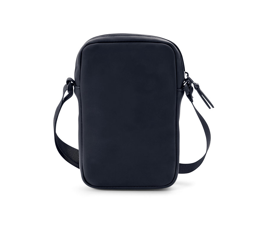 Sac à bandoulière de pluie bleu marine sur fond blanc.