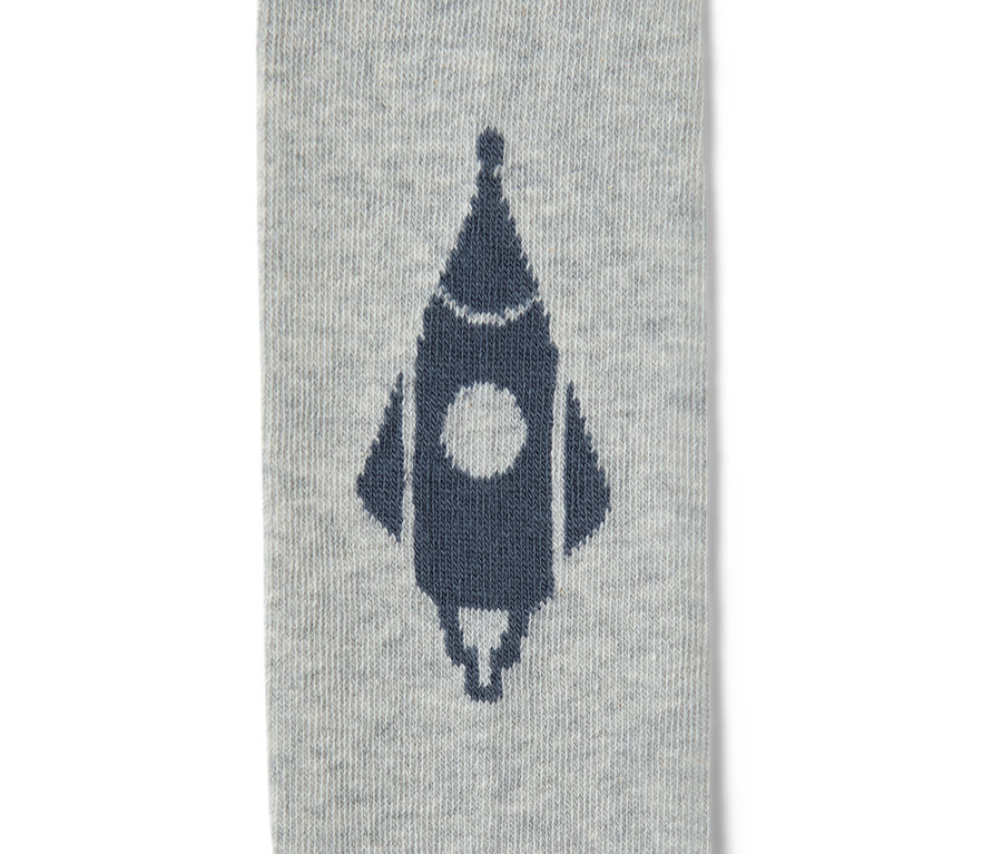 Détail de collants en coton avec un motif de fusée spatiale.
