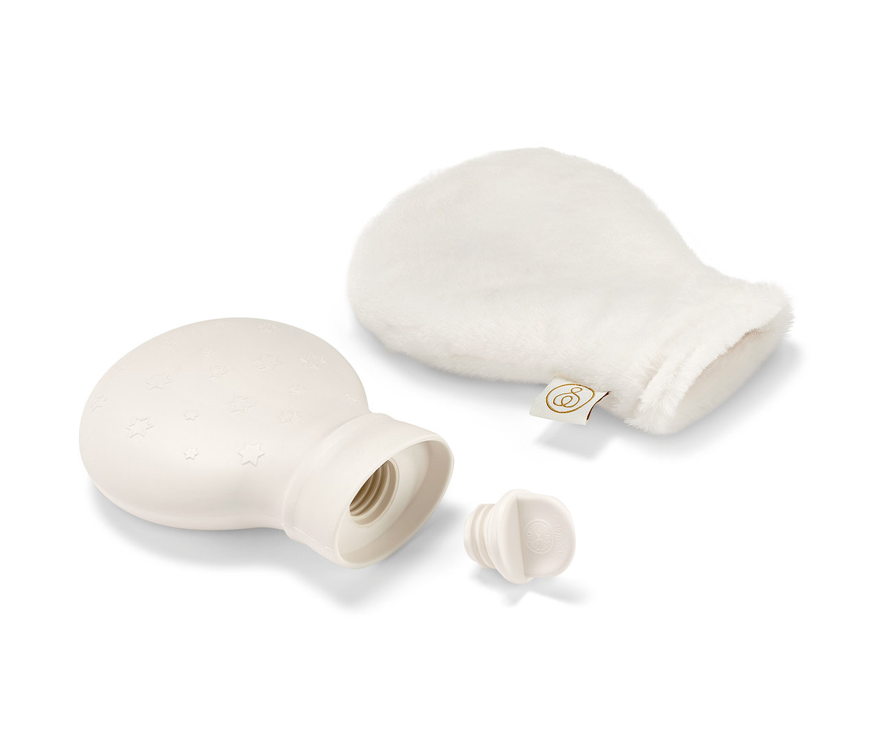 Une mini-bouillotte blanche, un bouchon et une housse en peluche sont posés sur un fond blanc.