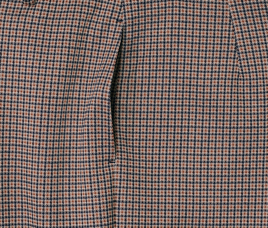 Détail d'un pantalon jacquard confort à motif marron et bleu.