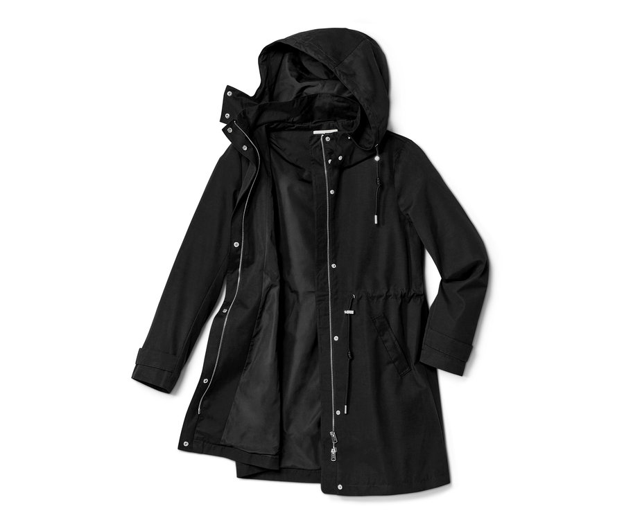 Parka noire à capuche ouverte sur un fond clair.