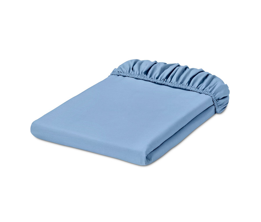 Un drap-housse en percale bleu clair est plié.