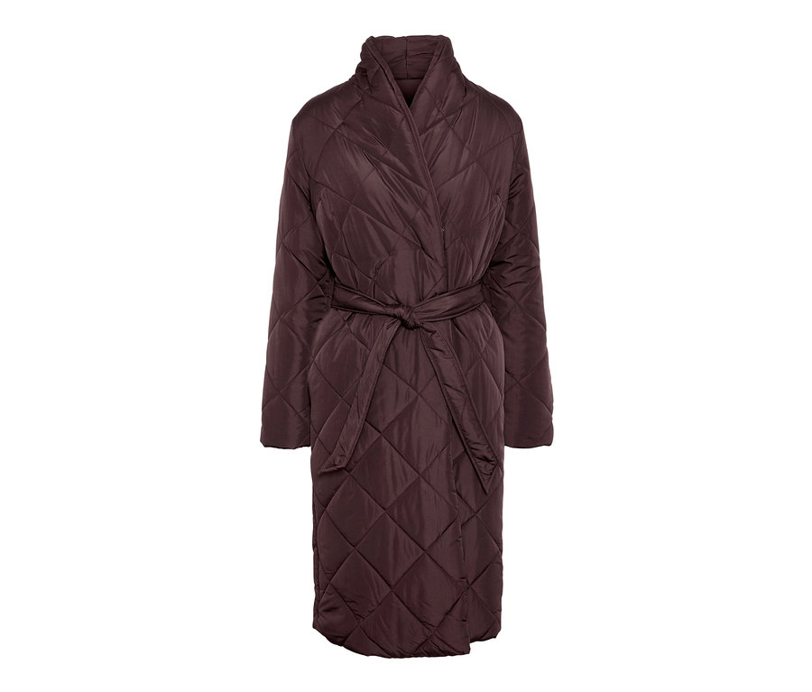 Un manteau matelassé avec une ceinture.