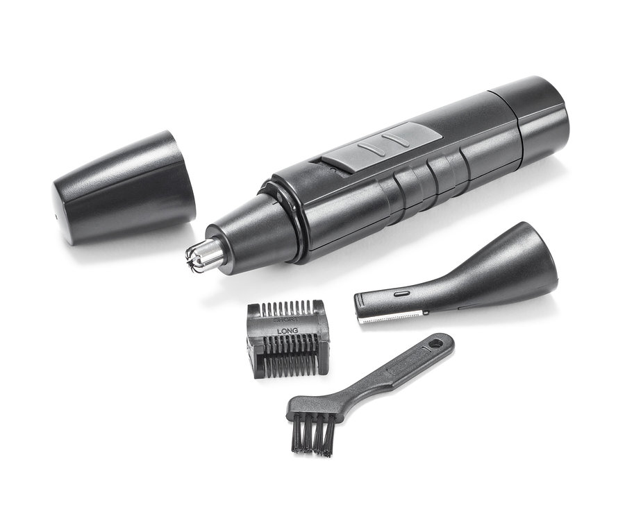 Une tondeuse nez et oreilles noire avec accessoires et une brosse de nettoyage sur fond blanc.
