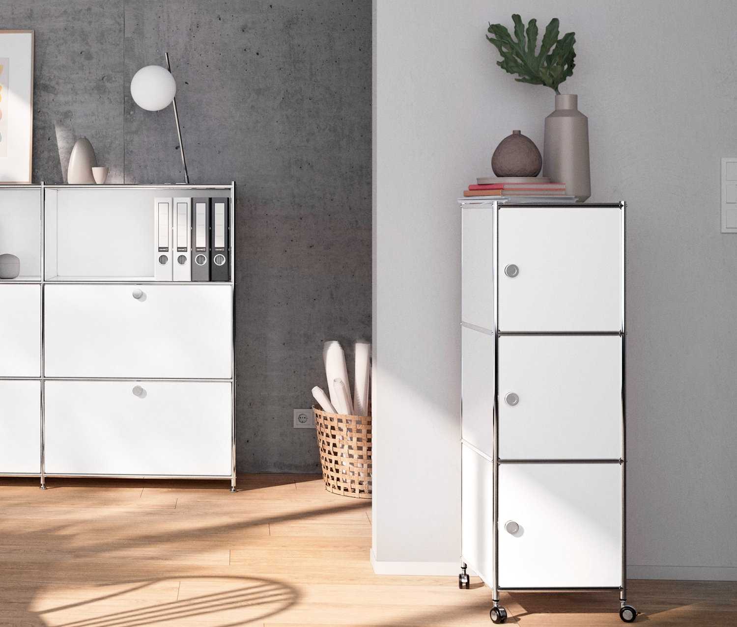 Intérieur avec commode en métal « CN3 » à abattants amovibles, bureau en métal « CN3 » avec porte abattante, caisson en métal à roulettes « CN3 » avec 3 portes et lampe de table en métal, chromée.