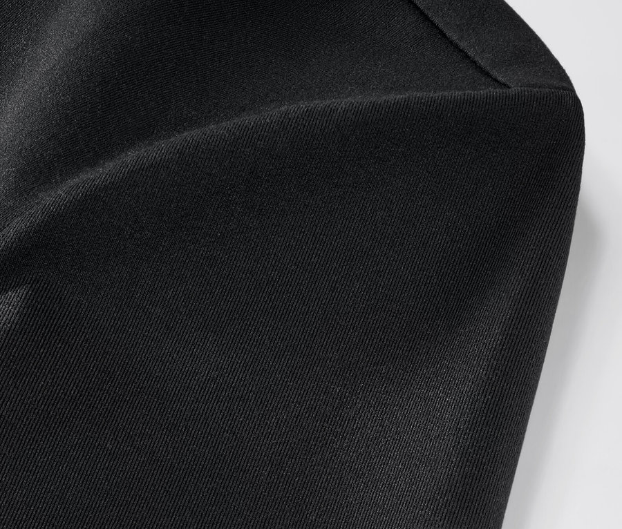 Gros plan sur un t-shirt technique thermique noir.