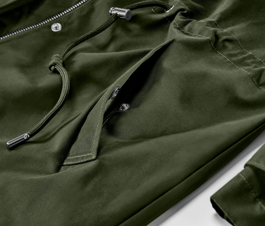 Gros plan sur une parka à capuche verte avec cordon de serrage et poche à rabat boutonné.