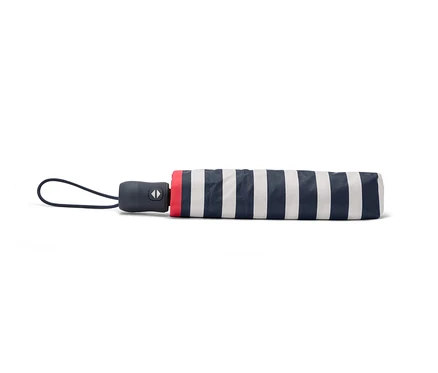 Un parapluie de poche automatique rayé bleu et blanc, plié.