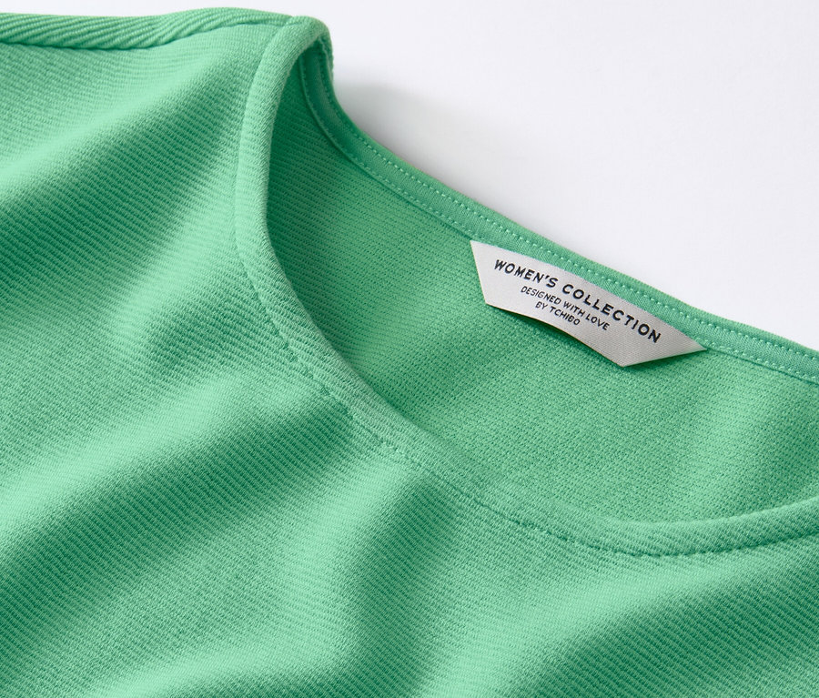 Gros plan sur une blouse verte.