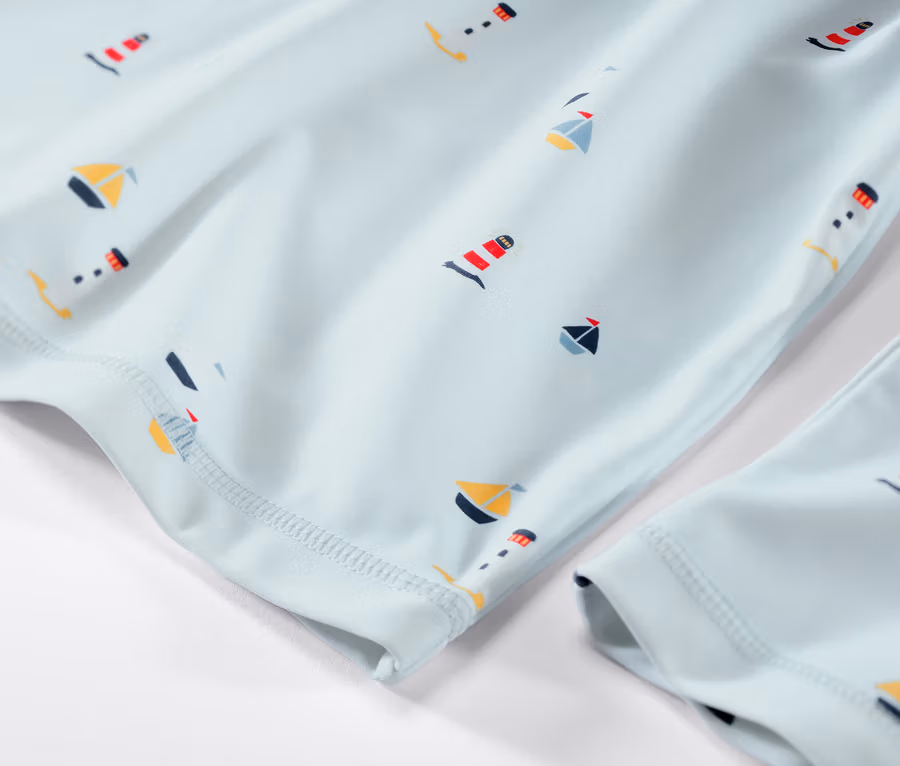 Gros plan sur un ensemble pour enfant avec indice de protection UV 80, marin.