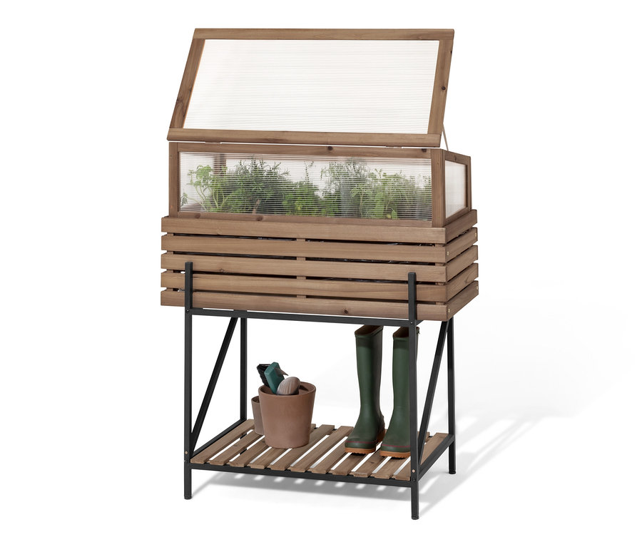 Jardinière surélevée avec serre châssis « Elin » avec des plantes, un pot et des bottes en caoutchouc.