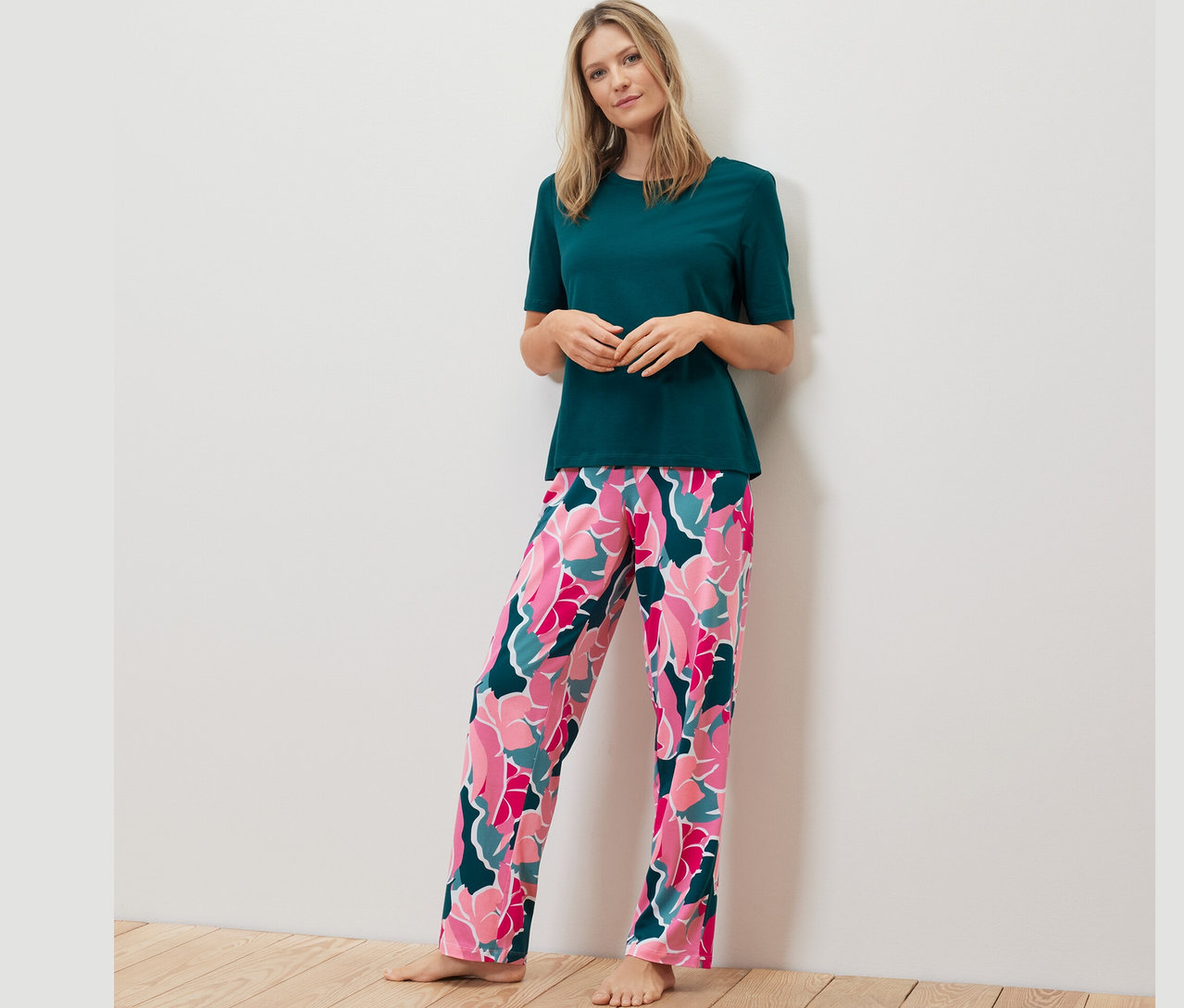 Femme portant un ensemble pyjama à motif floral.