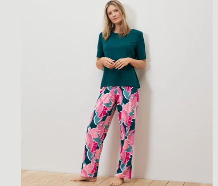 Femme portant un ensemble pyjama à motif floral.