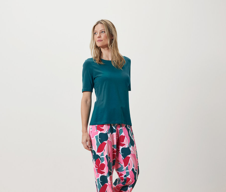 Femme portant un ensemble pyjama.