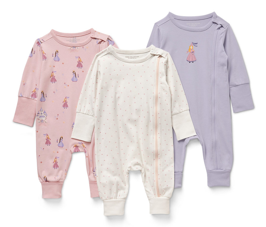 Trois pyjamas pour bébé, princesse. Un rose avec imprimé, un blanc avec des points et un violet avec une image de princesse.