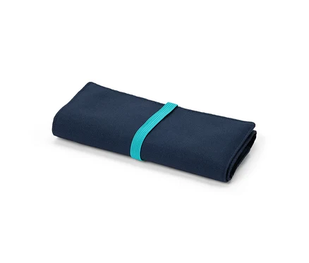 Un organisateur de voyage pour câbles bleu marine maintenu par un élastique turquoise.