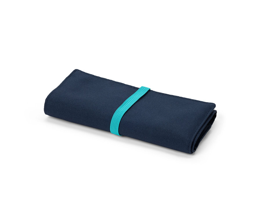 Un organisateur de voyage pour câbles bleu marine maintenu par un élastique turquoise.