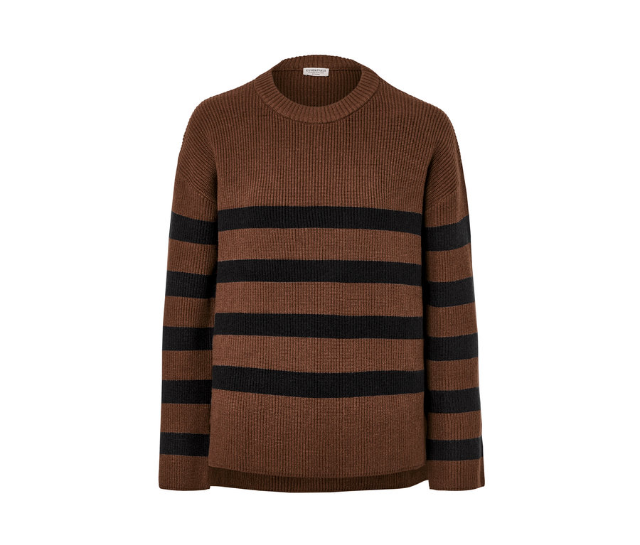 Un pull en maille marron à rayures noires.