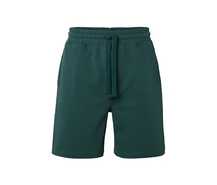 Un short molletonné vert avec cordon de serrage à la taille.