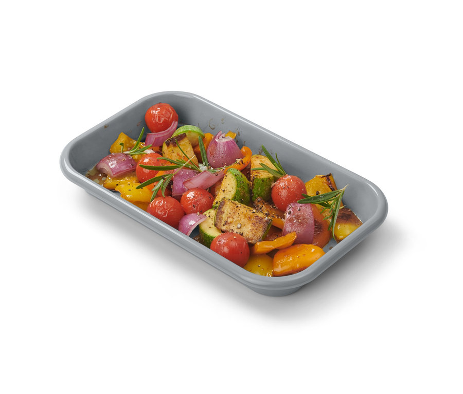 Légumes dans un brasero en émail et un plateau en émail.