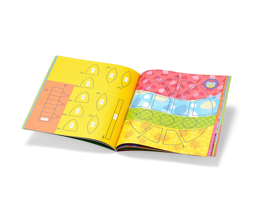 Un livre ouvert intitulé « Das Verbastelbuch für die Allerkleinsten – Ostern » montre des pages colorées avec des motifs de Pâques à découper.