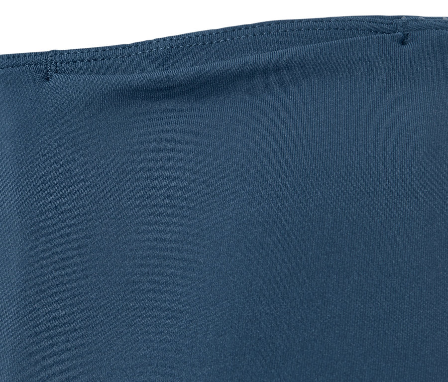 Détail d'un legging de sport, réfléchissant argenté.