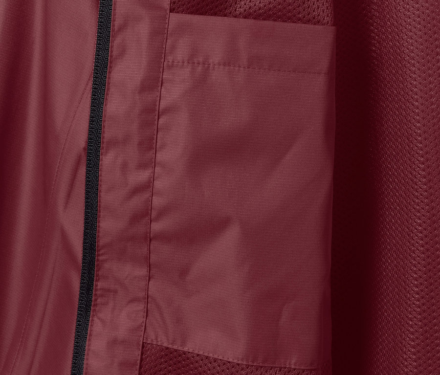 Gros plan sur une veste de pluie bordeaux avec une poche.