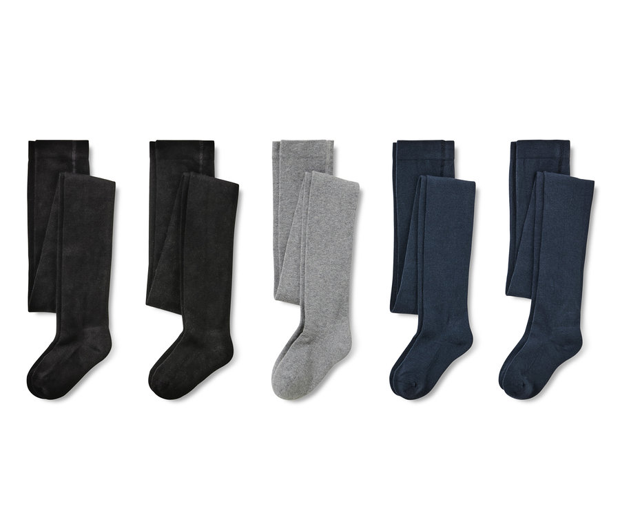 Cinq paires de collants pour enfants en noir, gris et bleu.