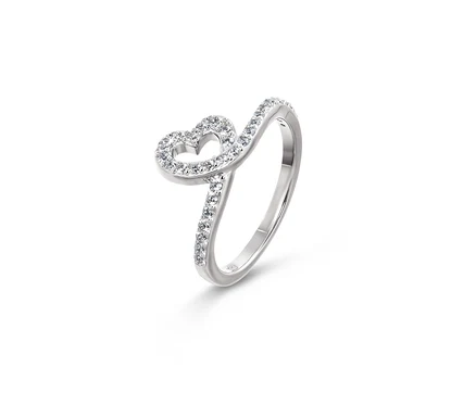 Vue détaillée d'une bague en argent 925 avec un cœur.