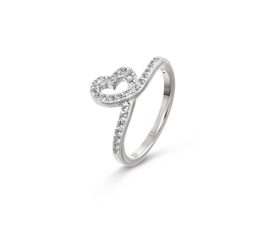 Vue détaillée d'une bague en argent 925 avec un cœur.