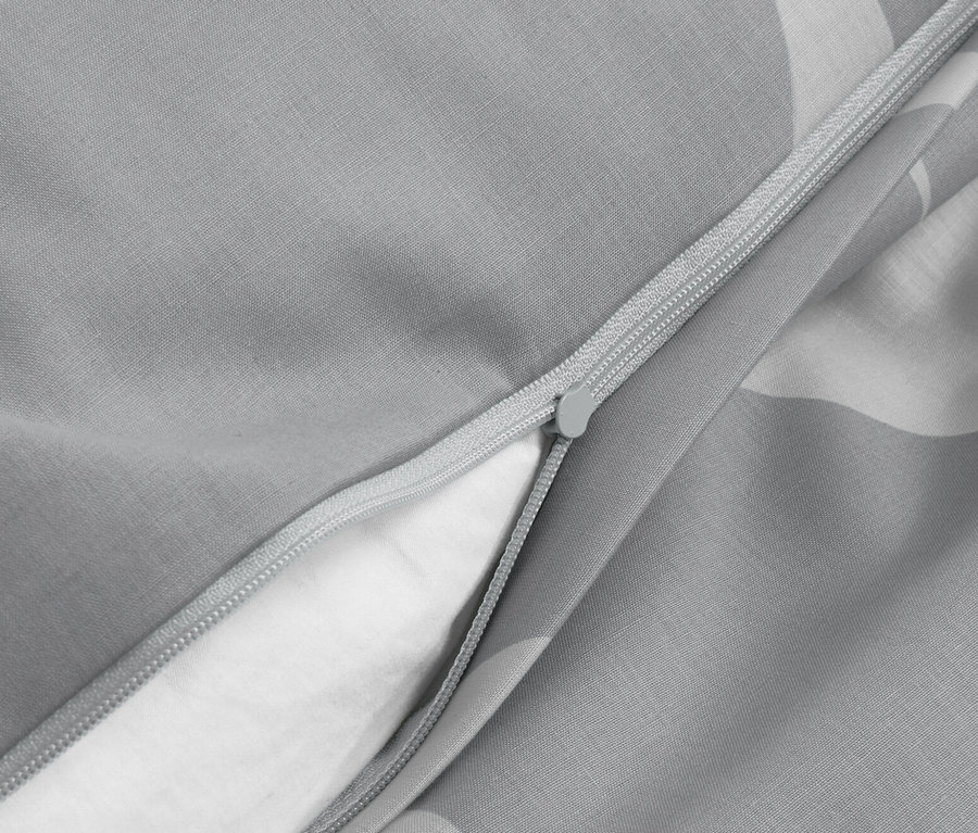 Gros plan d'une parure de lit en renforcé grise de taille standard avec fermeture éclair.