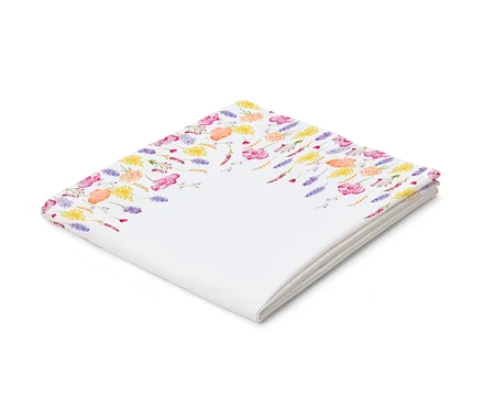 Nappe en coton pliée avec motif floral.