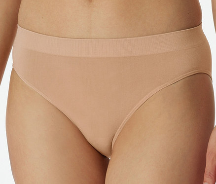 Gros plan d'une femme portant un slip SCHIESSER Rio, beige.