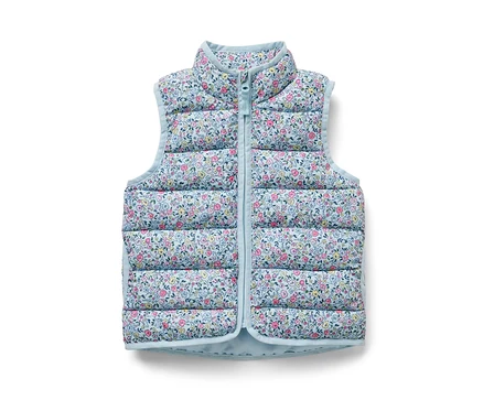 Un gilet sans manches matelassé à fleurs pour enfant.