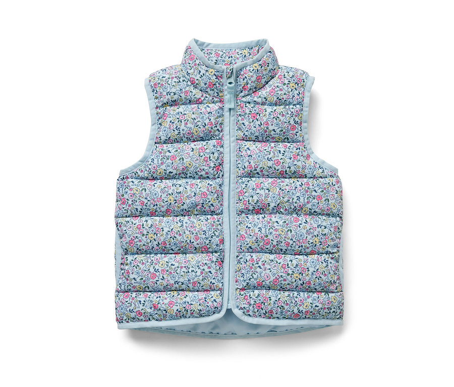 Un gilet sans manches matelassé à fleurs pour enfant.