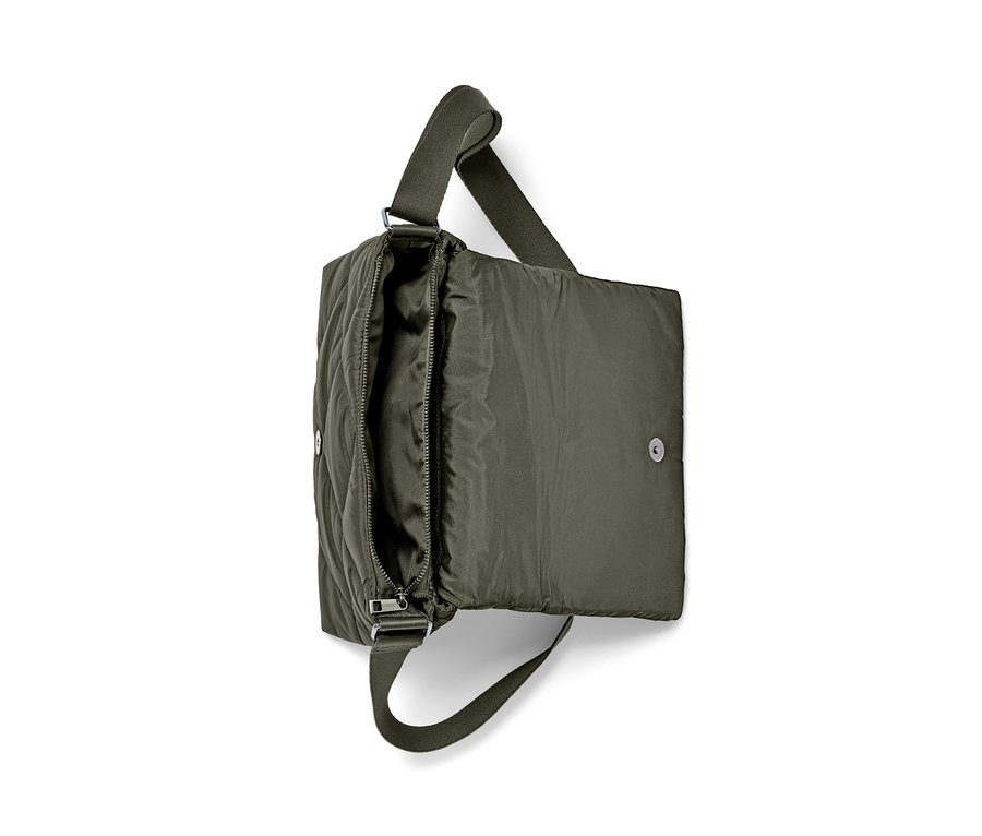 Sac matelassé à bandoulière ouvert de couleur olive.