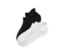 Deux paires de socquettes de sport, une paire noire et une paire blanche.