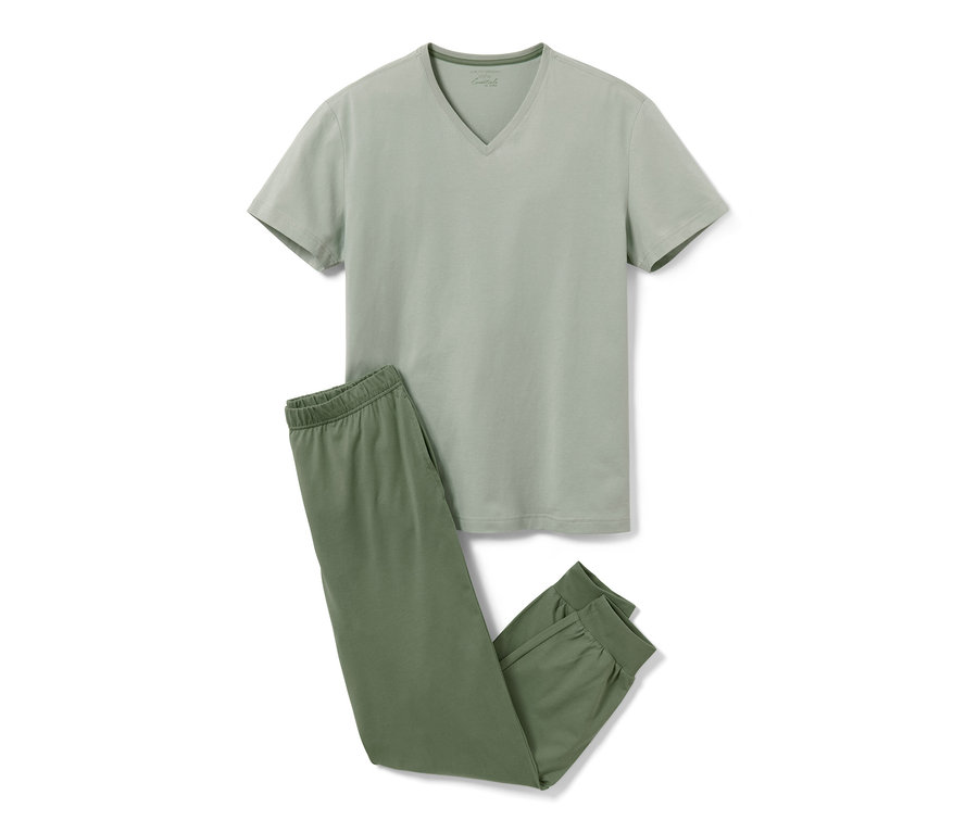 Deux pyjamas sont soigneusement pliés sur un fond blanc.