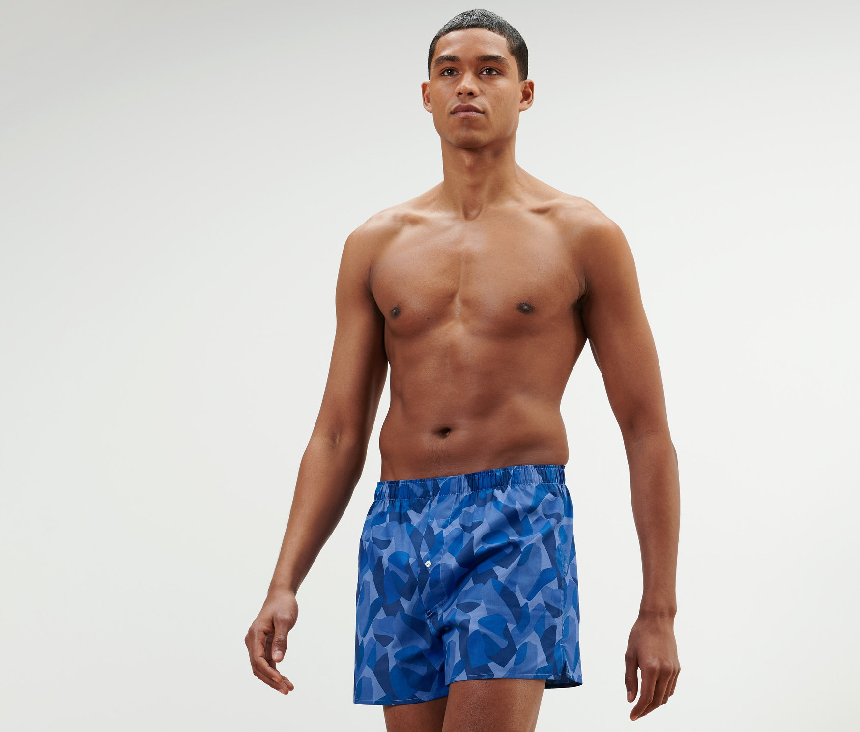 Homme posant en 2 boxers tissés.