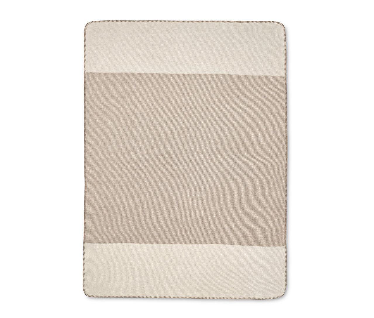 Une couverture beige et crème.