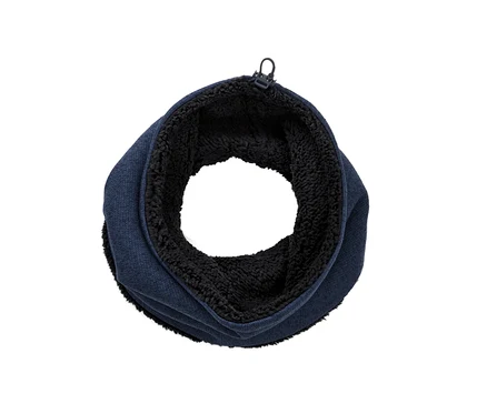 Écharpe-tube en polaire tricotée bleu foncé.