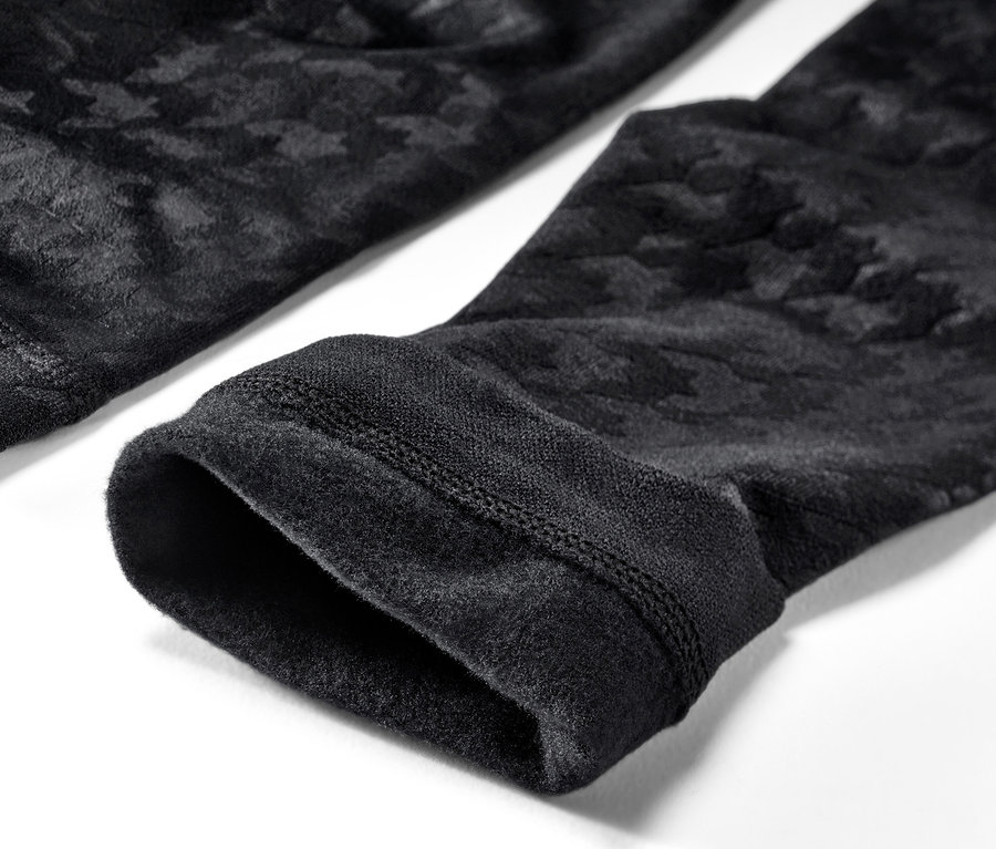 Gros plan sur un legging thermique noir avec relief.
