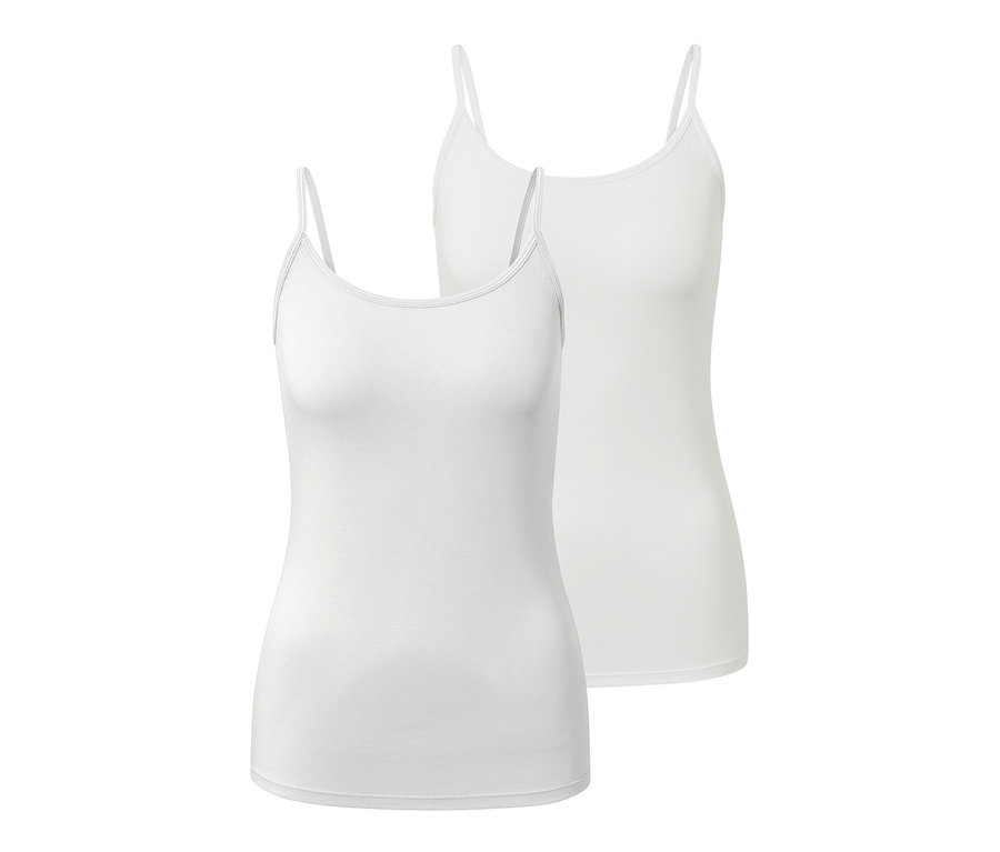 Deux débardeurs blancs à fines bretelles.