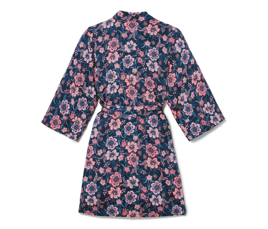 Une robe de chambre tissée bleue à motifs floraux.
