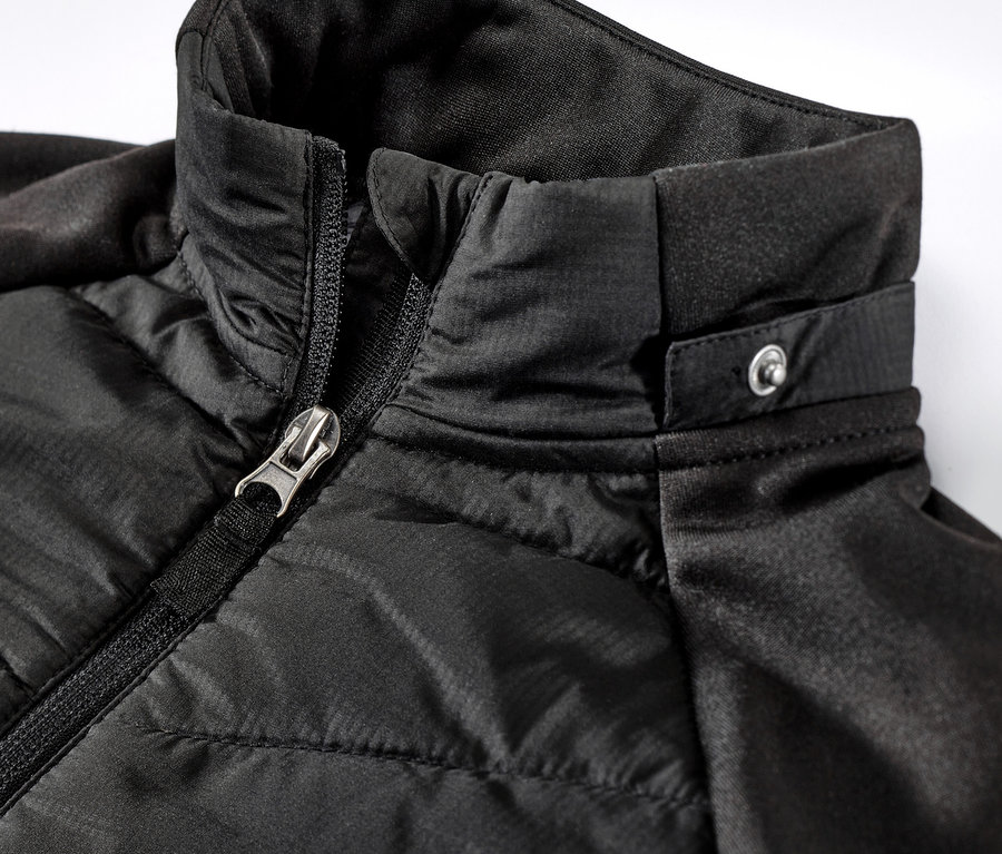 Gros plan sur une veste de sport thermique pour enfant.