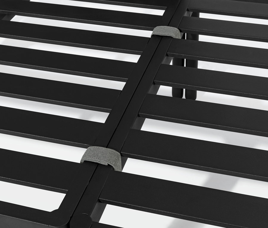 Détail d'une lounge modulaire avec tressage textile, vue du cadre métallique et du tressage textile.