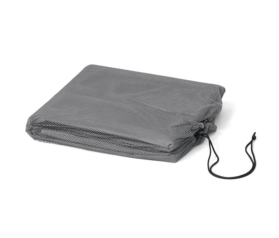 Housse de protection premium grise pour corbeilles de plage XL pliée sur fond blanc.